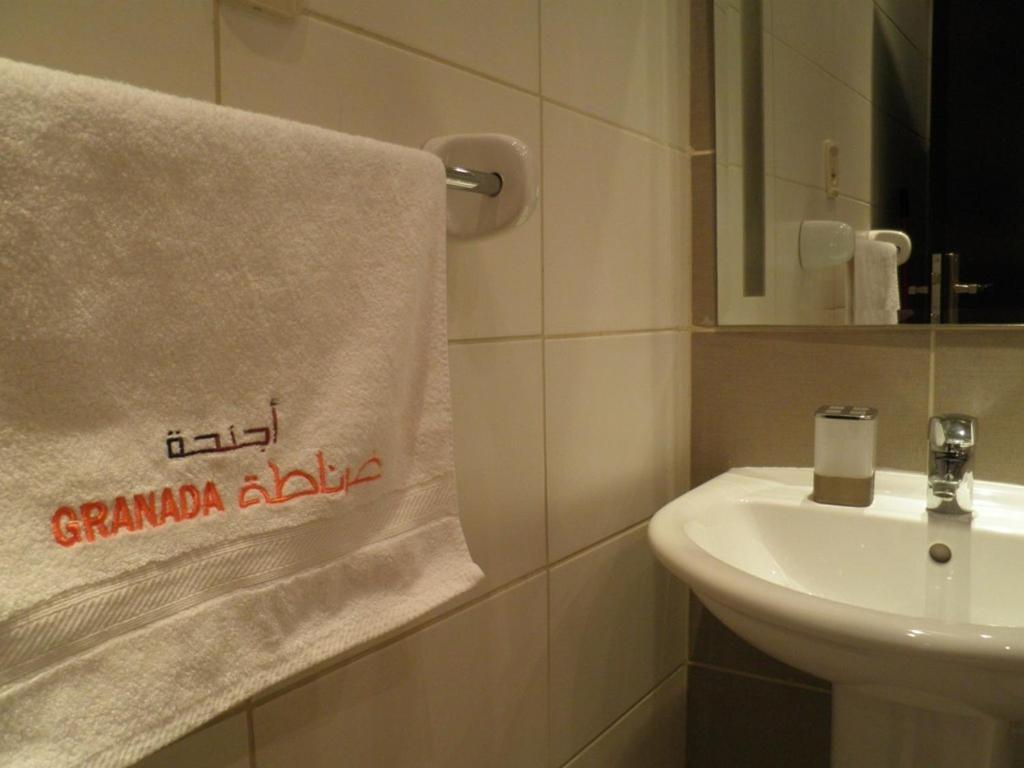 Granada Suites Hotel Amman Room photo